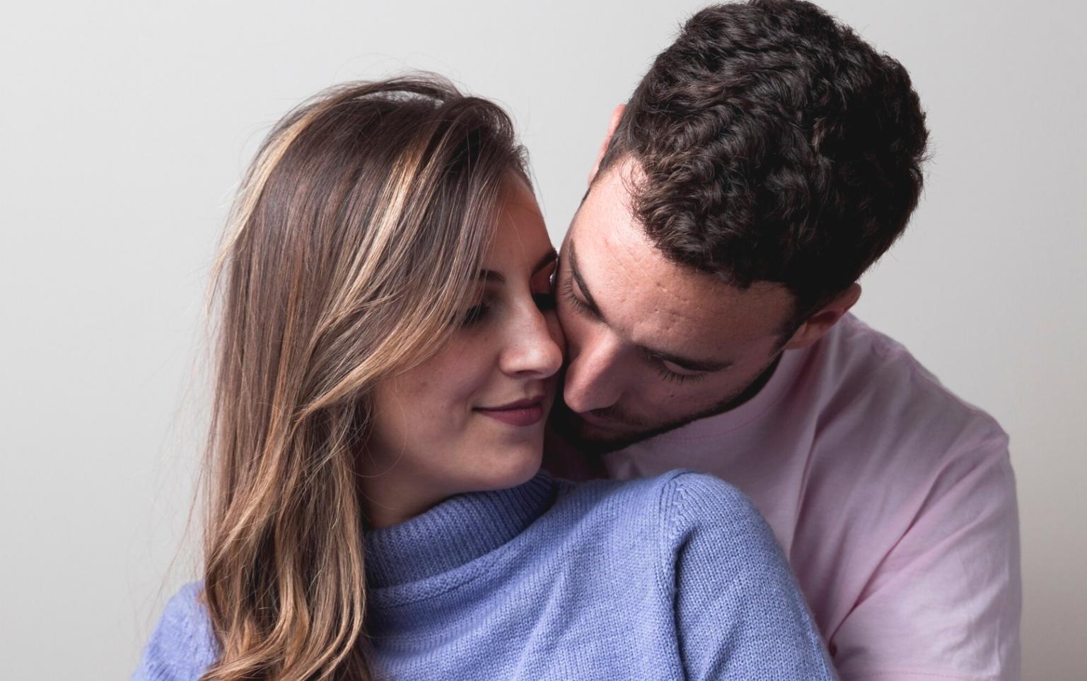 Momento di connessione tra genitore e bambino attraverso il gioco libero