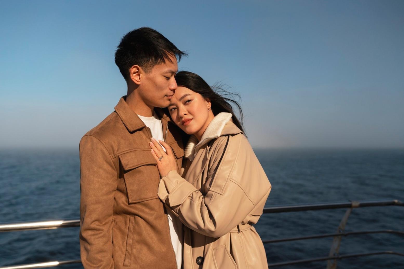 Famiglia che trascorre del tempo di qualità insieme, rappresentando l'importanza delle relazioni positive tra genitori e figli