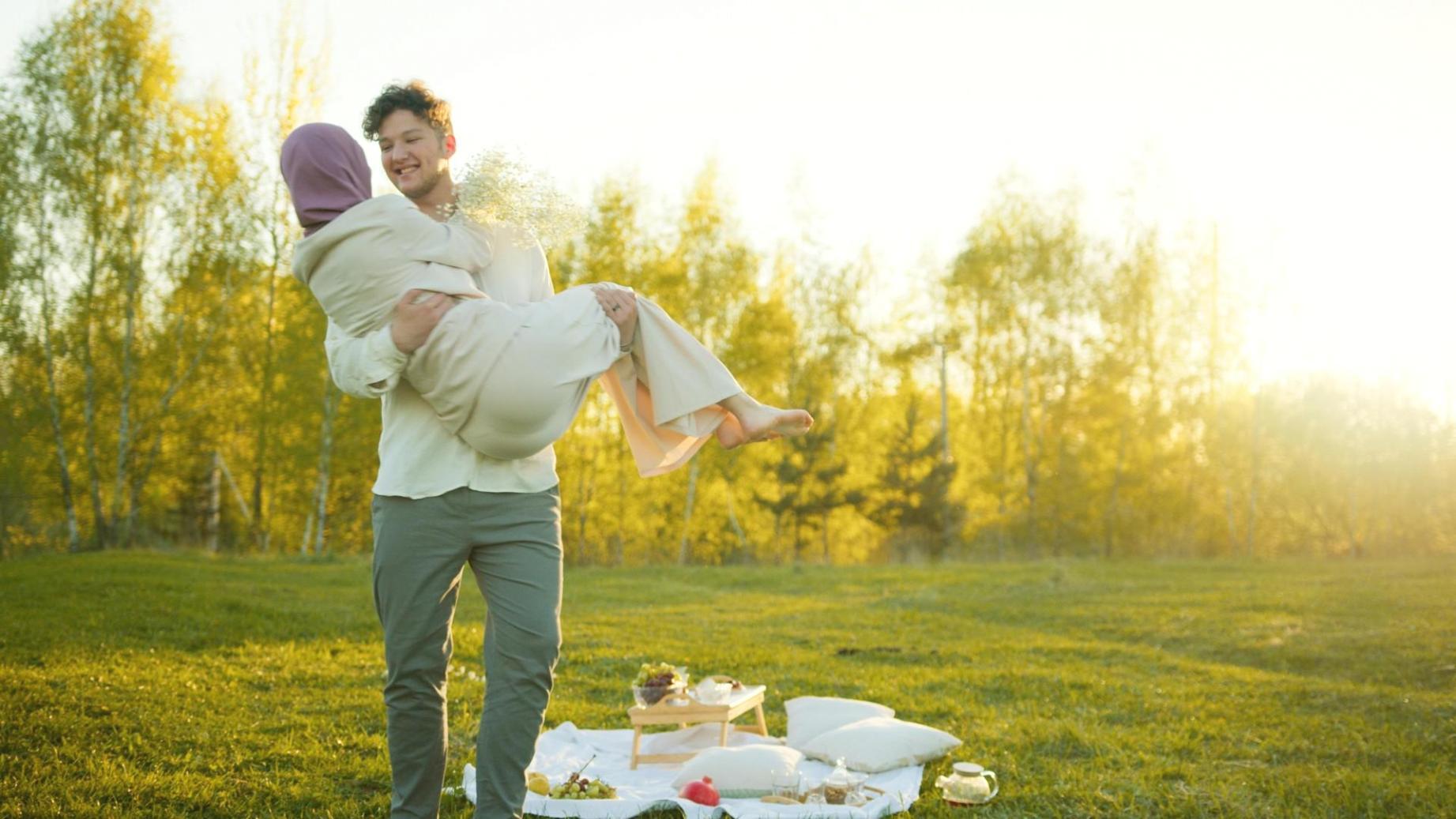 Famiglia che pratica tecniche di comunicazione empatica in ambiente naturale