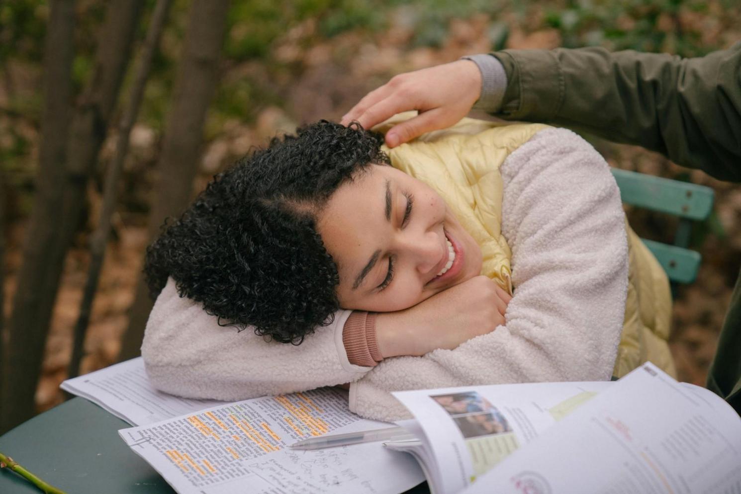 Ambiente di studio moderno con materiali educativi organizzati