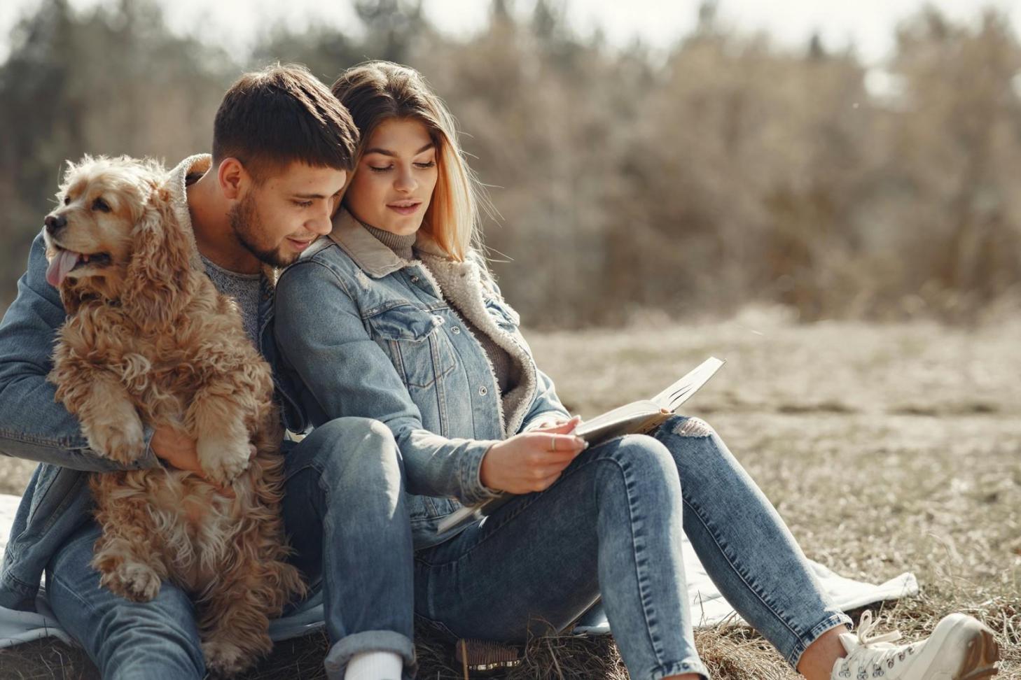 Famiglia che trascorre del tempo insieme in un ambiente sereno
